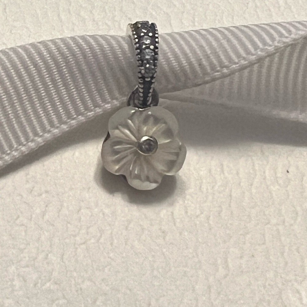 PANDORA “Luminous Florals Mother-of-Pearl” Pendant